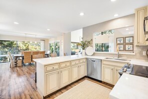 Fridge, microwave, stovetop, dishwasher