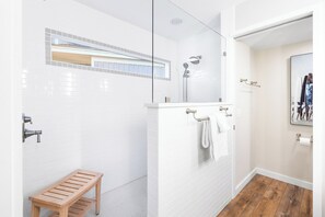 Combined shower/bathtub, hair dryer, towels - 45 Deer Run Lane: A BESTNEST by Beverly Serral w/ Private Pool (Hilton Head Island)