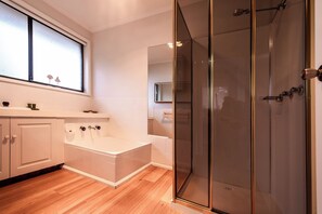 Towels, shampoo - Stones Throw - Freycinet Holiday Houses (Primrose Sands)