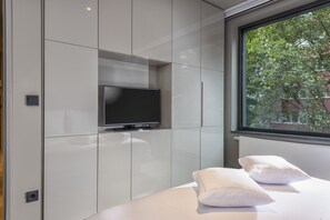 Appartement, 2 slaapkamers | Hypoallergeen beddengoed, een kluis op de kamer, een bureau