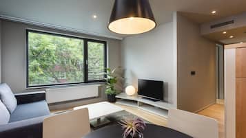 Apartment, 2 Schlafzimmer | Wohnbereich | 32-Zoll-Flachbildfernseher mit Kabelempfang