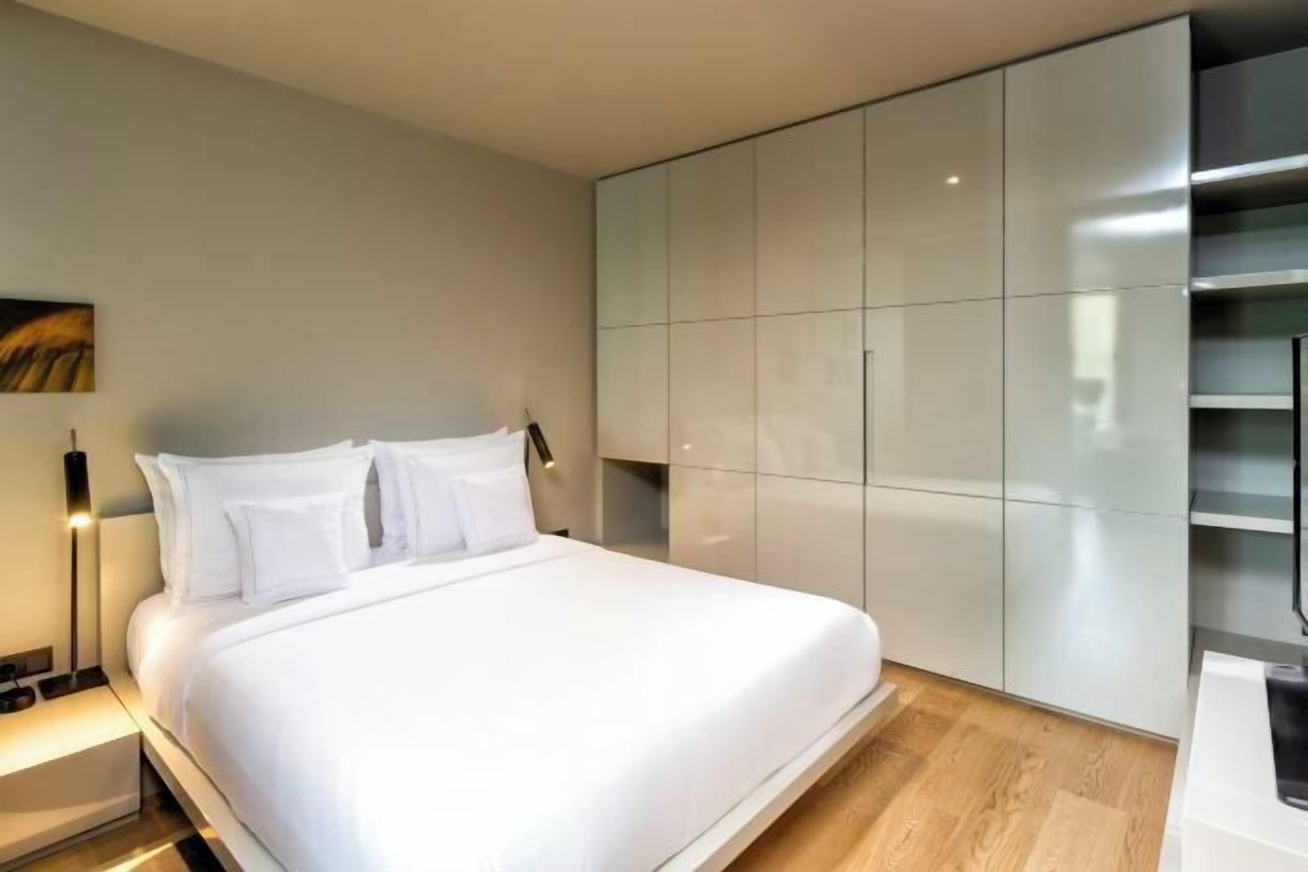 Ropa de cama hipoalergénica y caja de seguridad en la habitación 