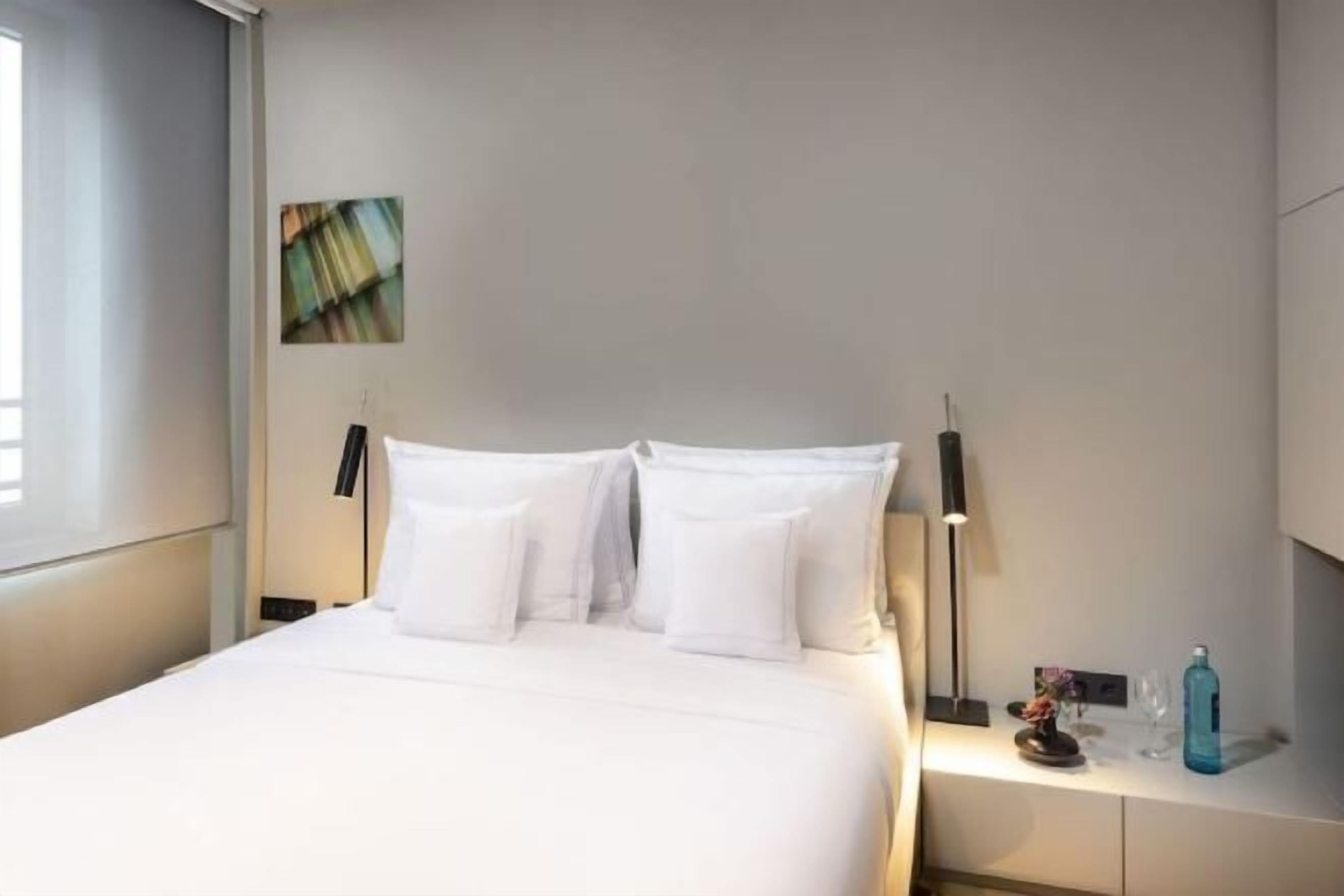 Ropa de cama hipoalergénica y caja de seguridad en la habitación 