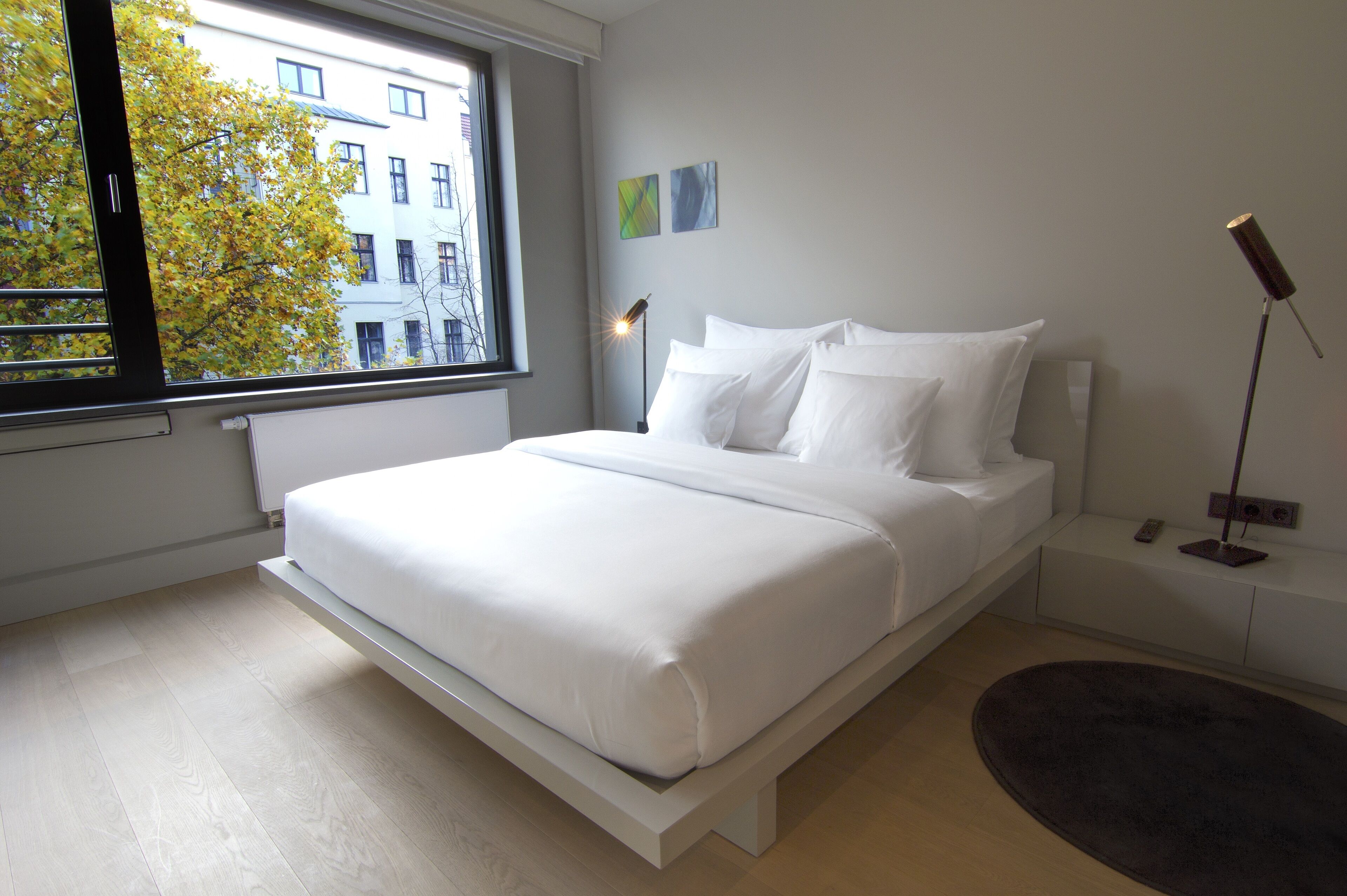 Ropa de cama hipoalergénica y caja de seguridad en la habitación 