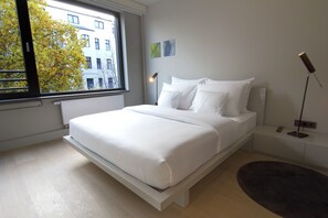 Leilighet, 1 soverom | Allergitestet sengetøy, safe på rommet, skrivebord og lydisolert
