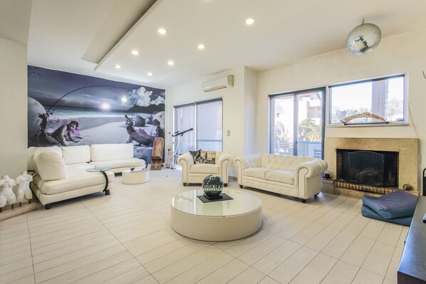 Apartment | Living room | Flat-screen TV - Thomis Beach Family Home Near the Sea (Chania)