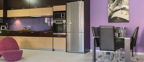 Departamento | Cocina privada | Refrigerador con congelador, microondas, horno y parrilla de estufa