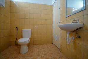 Habitación doble estándar | Baño | Regadera y toallas