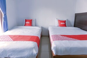 Standard Twin Room | Free WiFi, bed sheets - Hotel O Homiko (Pacitan)