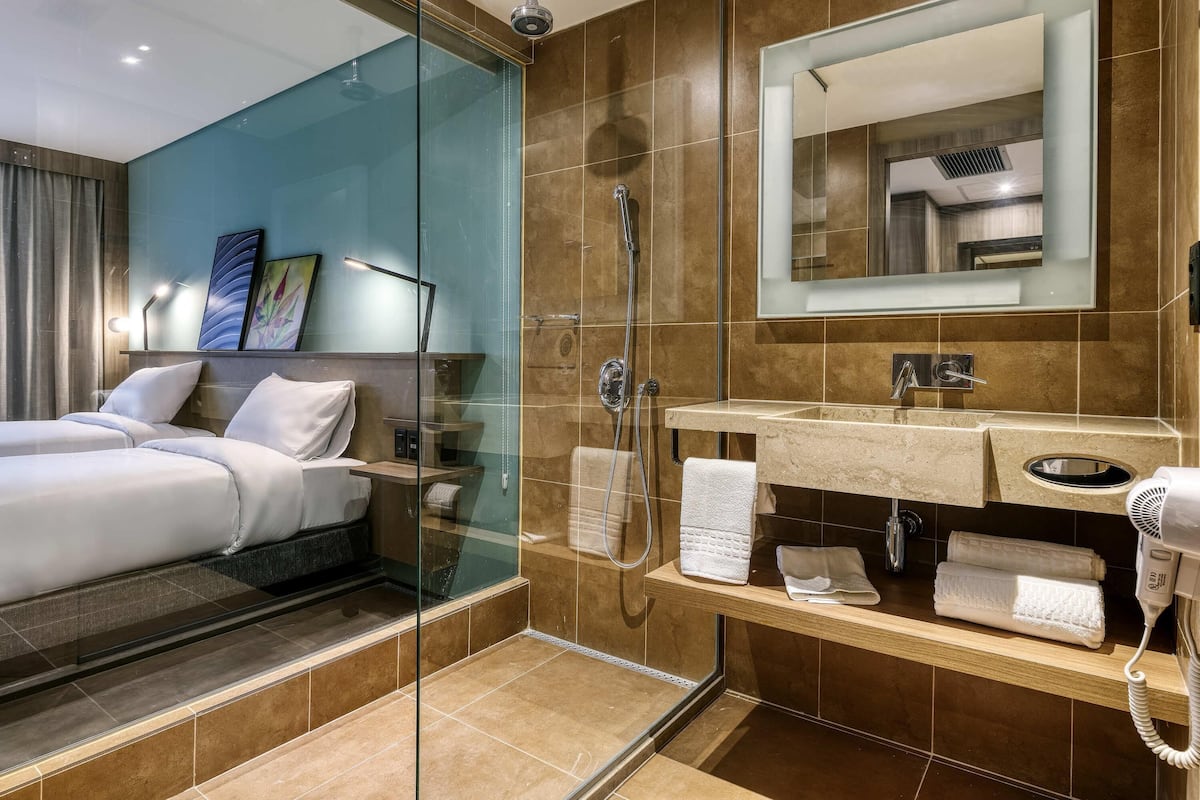 Quarto duplo superior, 2 camas de solteiro | Frigobar, cofres nos quartos, Wi-Fi de cortesia, roupa de cama