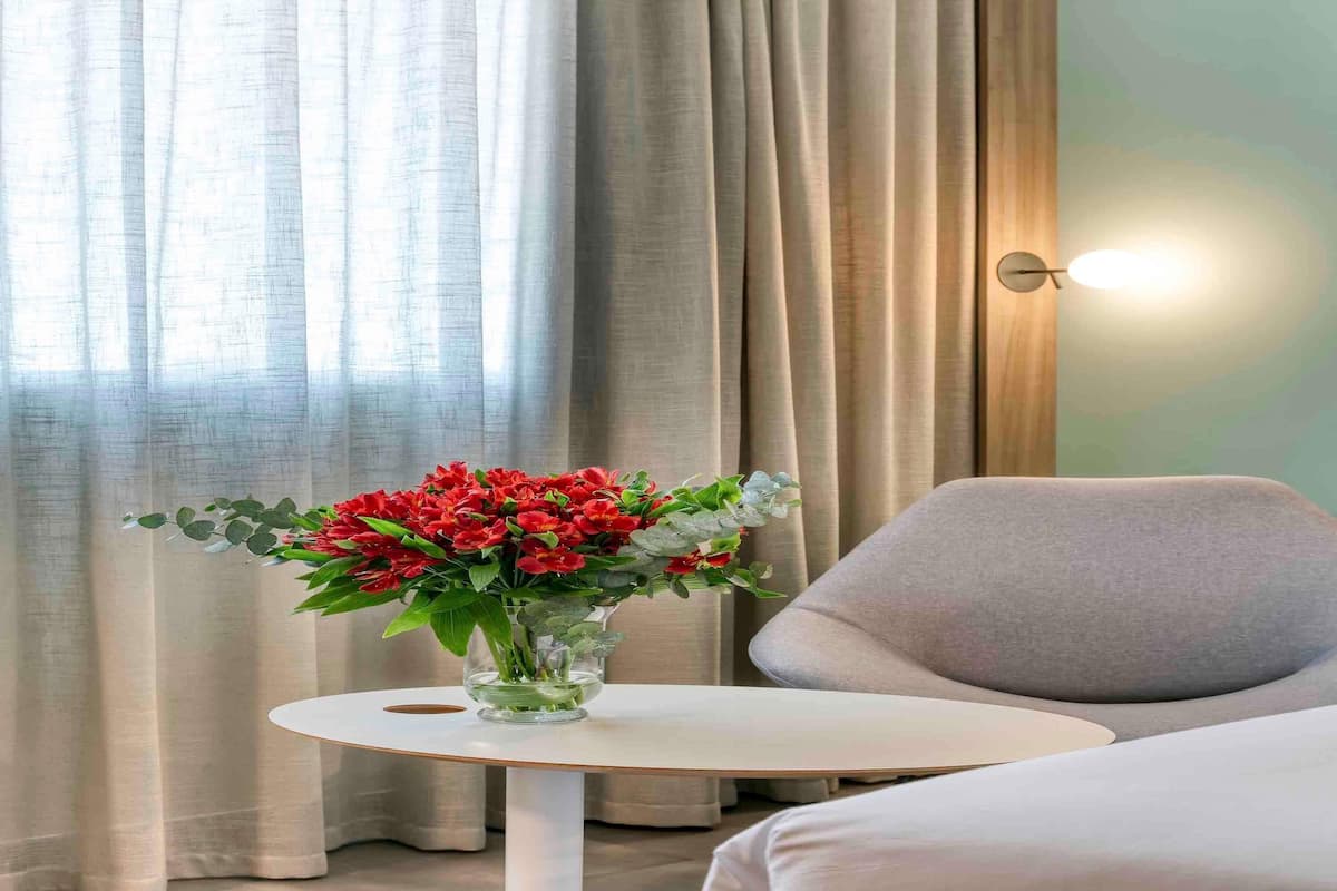 Quarto superior, 1 cama Queen, acessível (Adapted) | Frigobar, cofres nos quartos, Wi-Fi de cortesia, roupa de cama