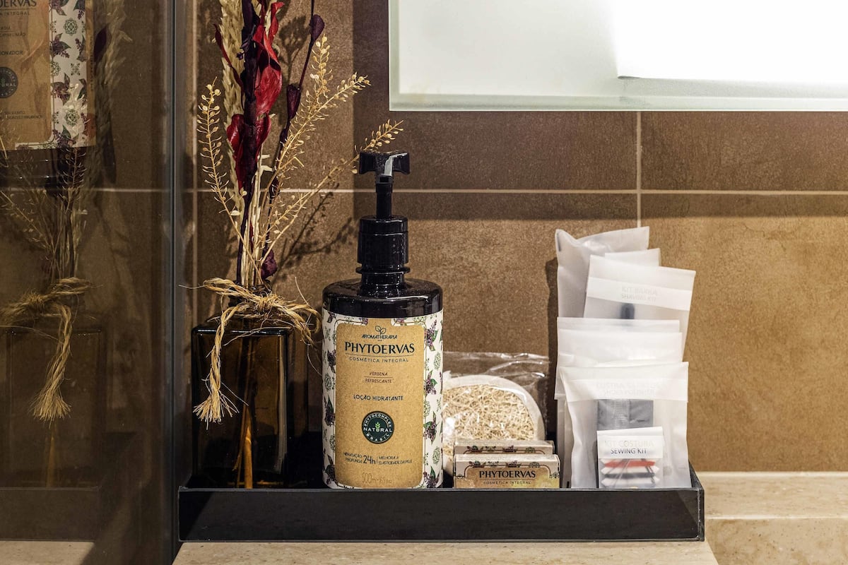 Frigobar, cofres nos quartos, Wi-Fi de cortesia, roupa de cama