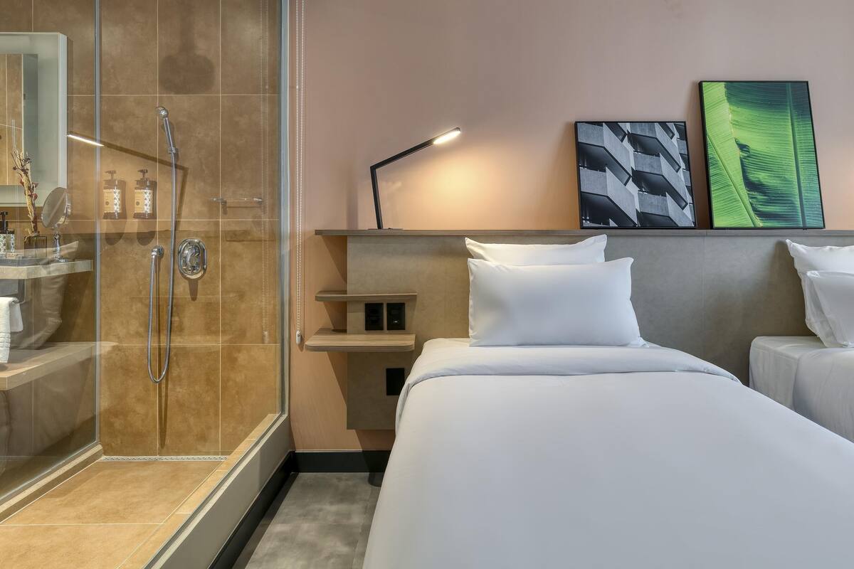 Minibar, caja fuerte, wifi gratis y ropa de cama