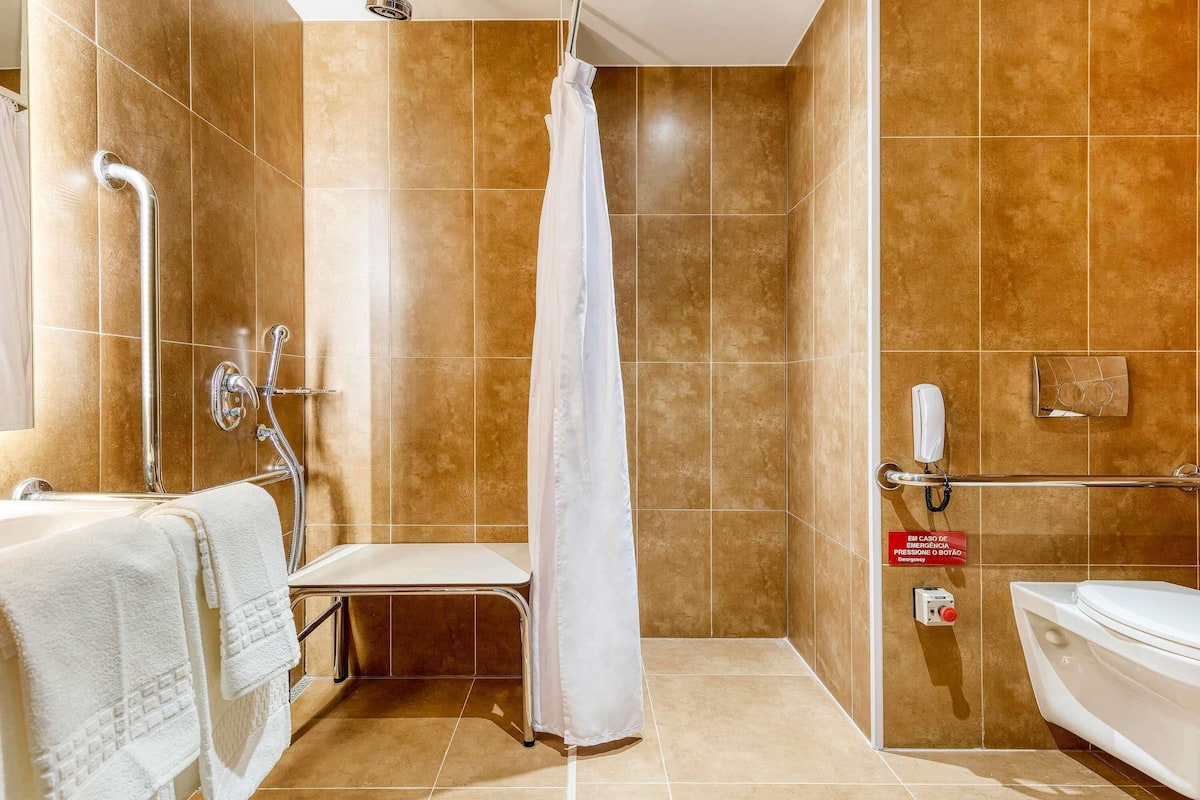 Minibar, in-room safe, free WiFi, bed sheets