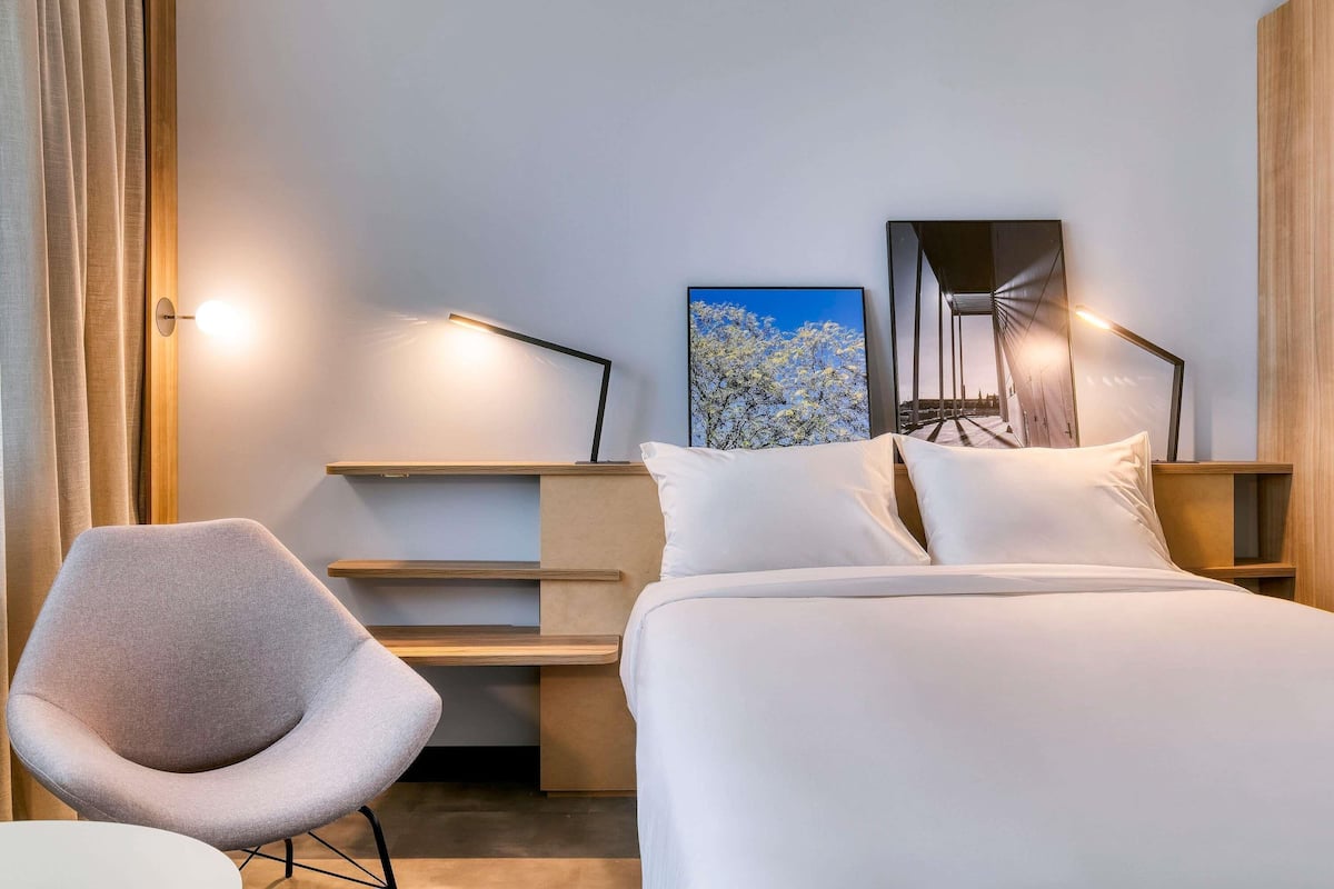 Habitación superior, 1 cama Queen size, con acceso para personas discapacitadas (Adapted) | Minibar, caja de seguridad en la habitación, wifi gratis y ropa de cama