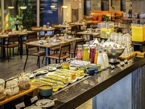 Petit déjeuner buffet servi tous les jours en supplément