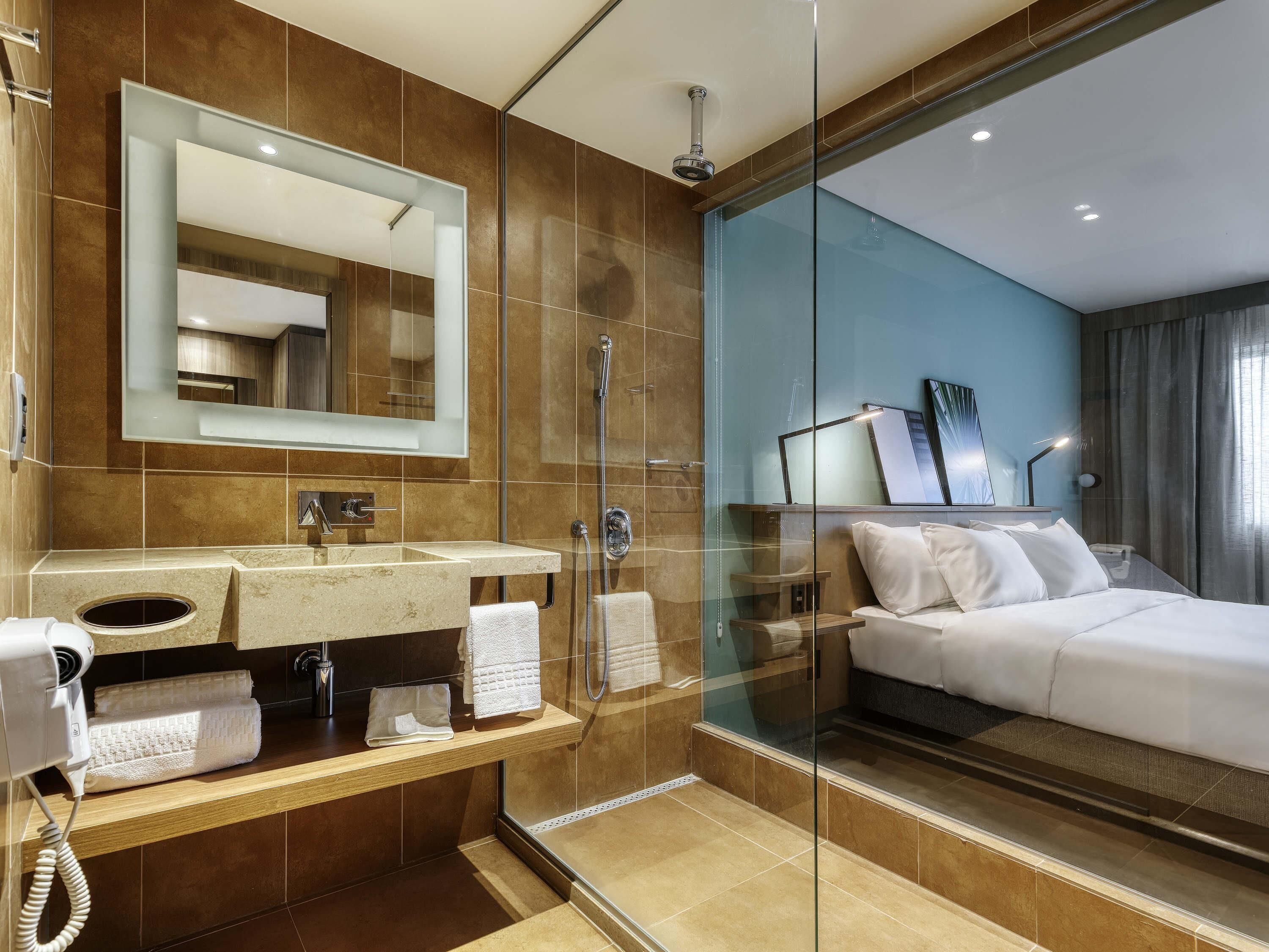 Minibar, coffres-forts dans les chambres, Wi-Fi gratuit, draps fournis