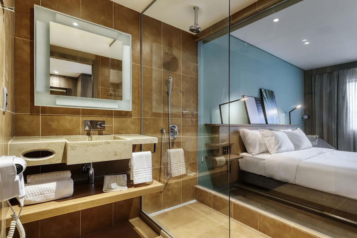 Frigobar, cofres nos quartos, Wi-Fi de cortesia, roupa de cama