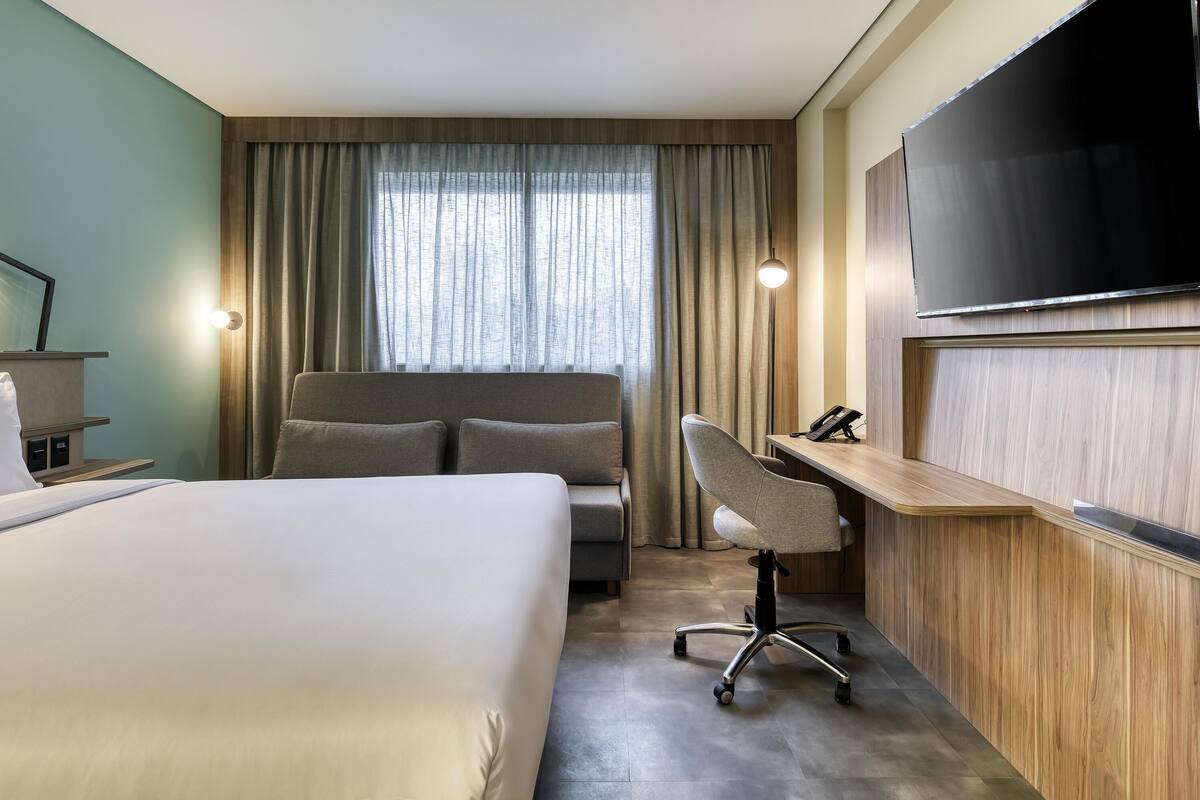Minibar, caja fuerte, wifi gratis y ropa de cama