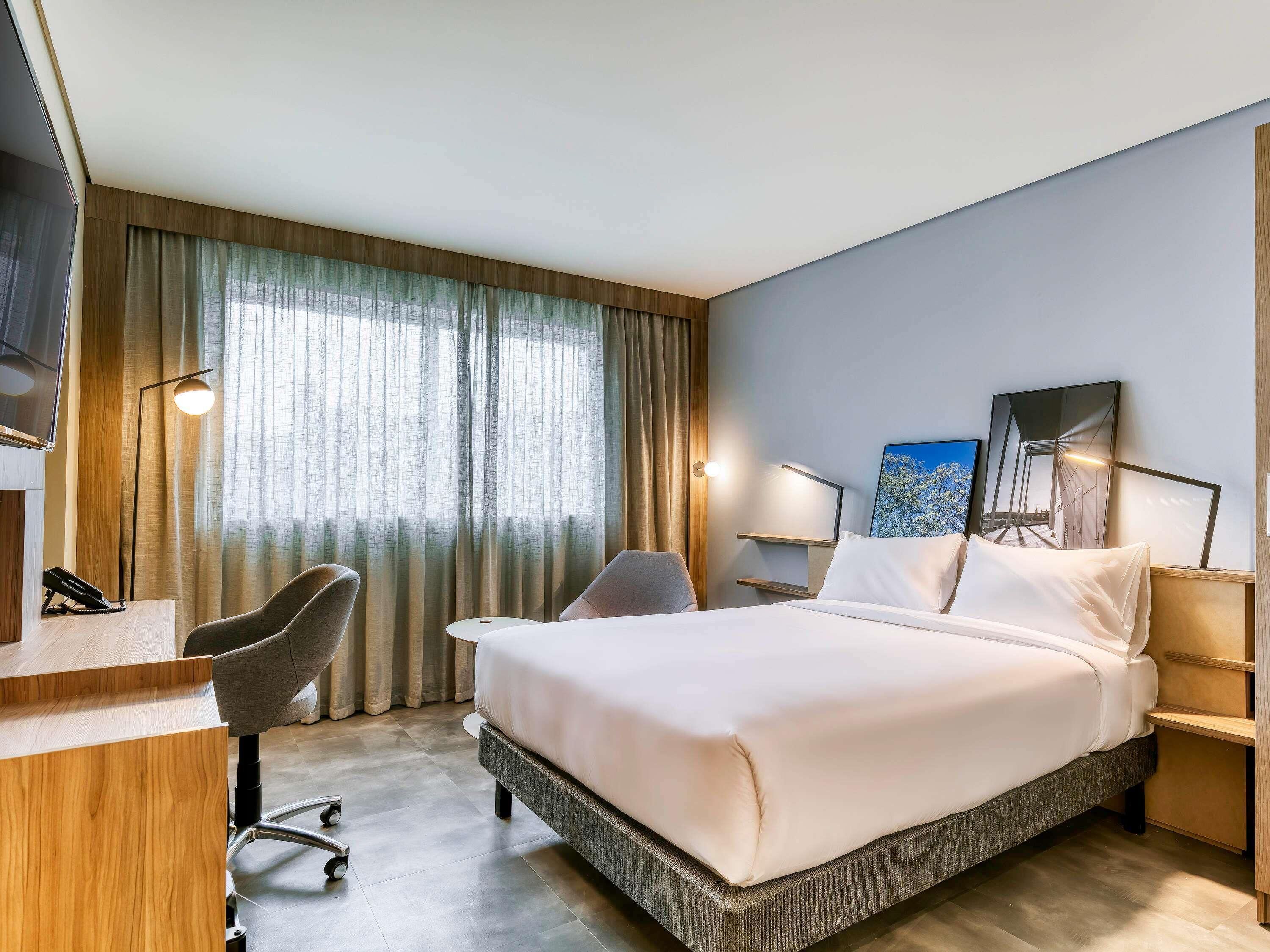 ميني بار وخزنة داخل الغرفة وواي فاي مجانًا وملاءات أسرّة