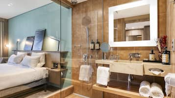 Minibar, caja de seguridad en la habitación, wifi gratis y ropa de cama