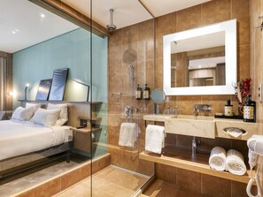 Minibar, caja de seguridad en la habitación, wifi gratis y ropa de cama 