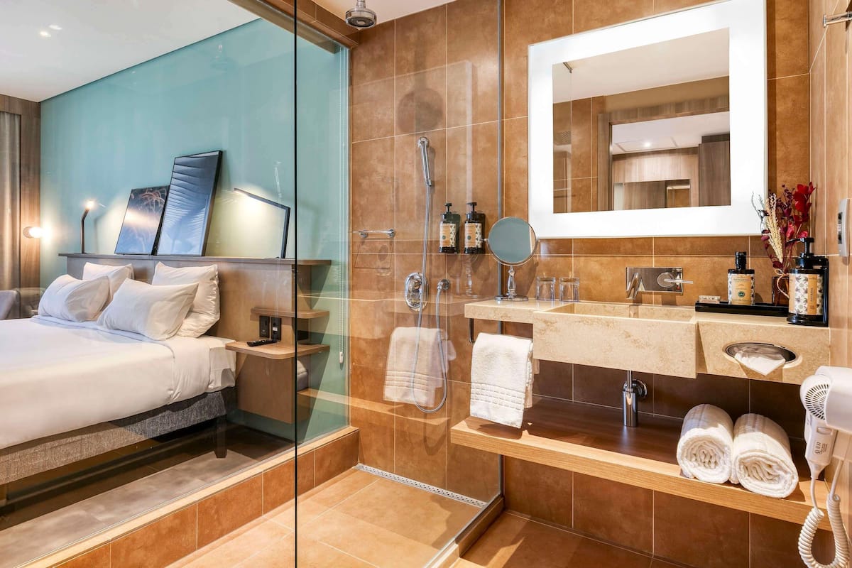 Minibar, coffres-forts dans les chambres, Wi-Fi gratuit, draps fournis