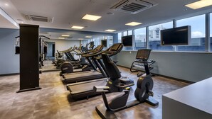 A gym with treadmills, stationary bikes, and a rowing machine. - Novotel Belo Horizonte Savassi (Belo Horizonte)
