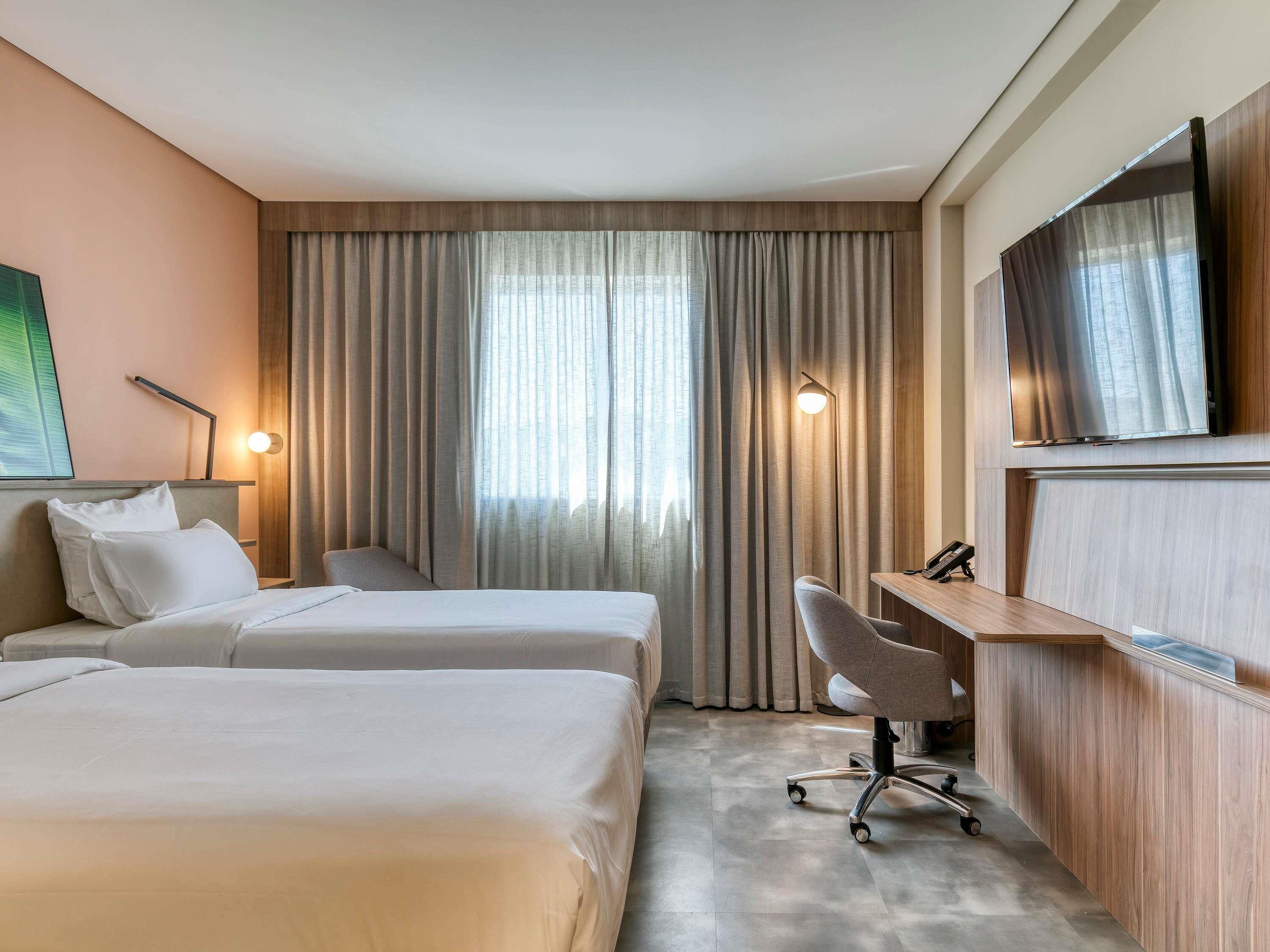 Minibar, caja de seguridad en la habitación, wifi gratis y ropa de cama 