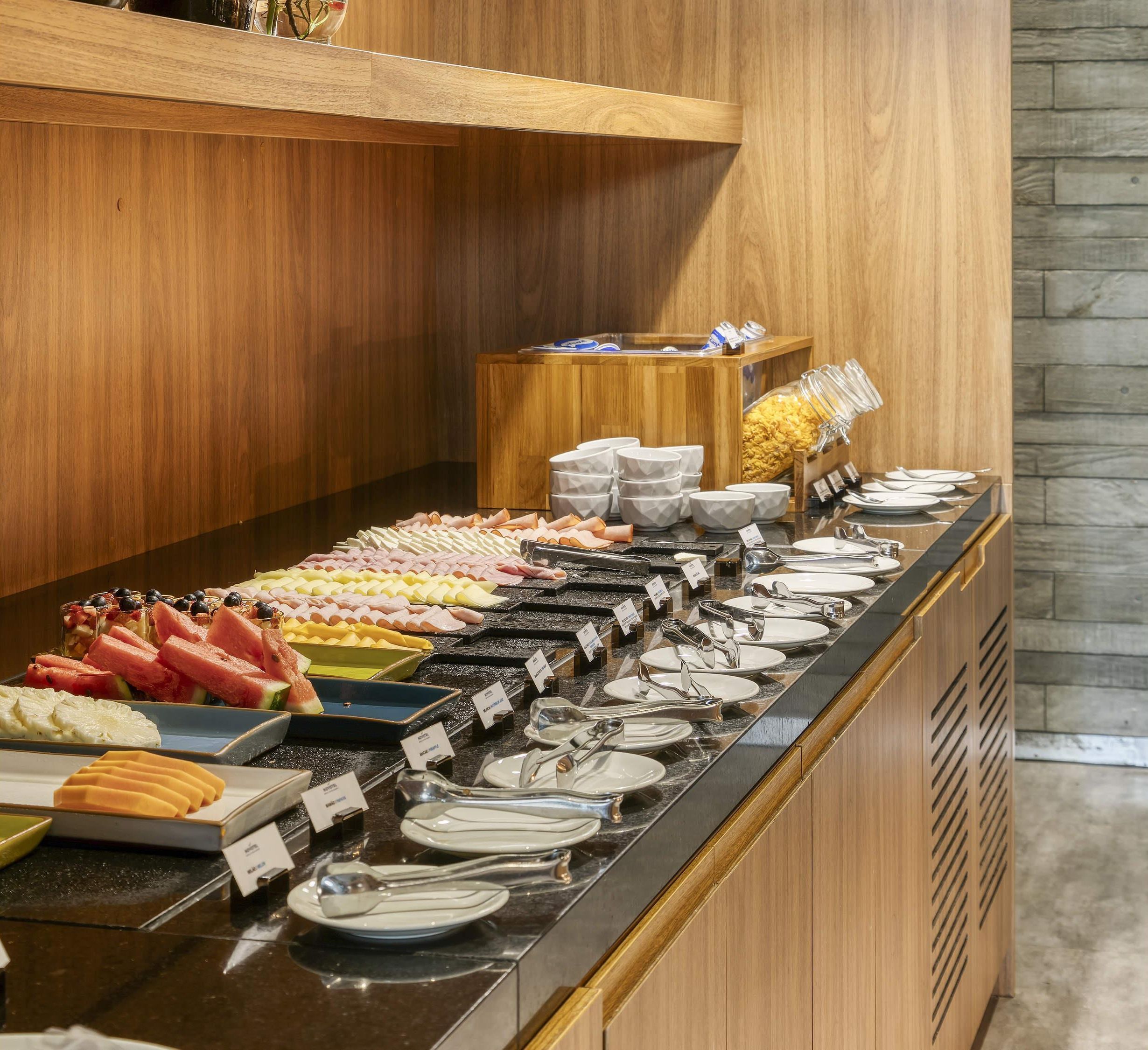 Ein Buffet mit verschiedenen Speisen und Besteck.