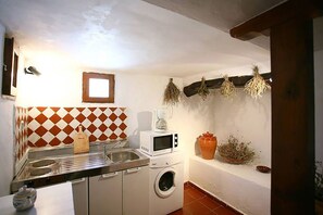 Casa tradicional, mezzanine | Cocineta privada | Refrigerador, horno, cafetera y tetera y utensilios de cocina 