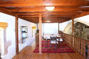 Casa tradicional, mezzanine | 1 habitación, tabla de planchar con plancha, wifi gratis y ropa de cama 