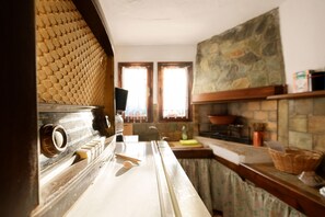 Traditional Apartment, 2 Bedrooms | Private kitchenette