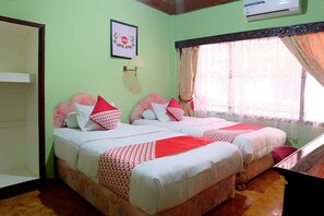 Standard Twin Room | Desk, free WiFi, bed sheets