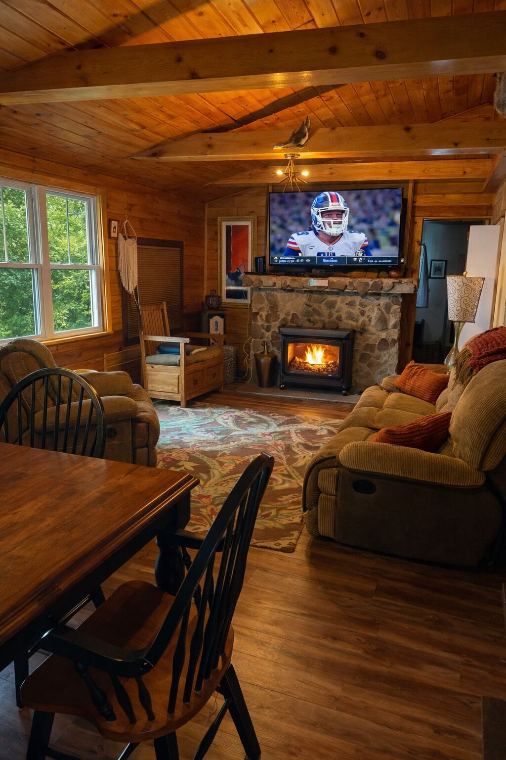 Smart TV, DVD player, books, offices