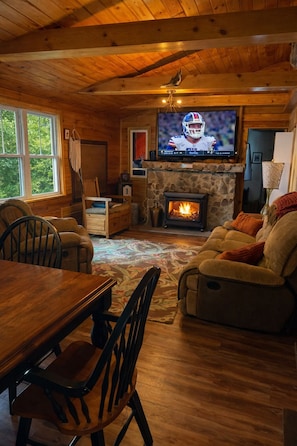 TV connectée, lecteur de DVD, livres, espaces bureaux