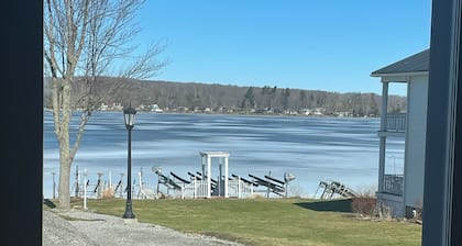 Bluebird Cottage on Silver Lake near Letchworth State Park Entrance