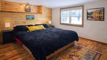 2 makuuhuonetta, työpöytä, silitysrauta/-lauta, ilmainen Wi-Fi