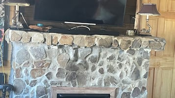 Älytelevisio, DVD-soitin, kirjoja, työhuone