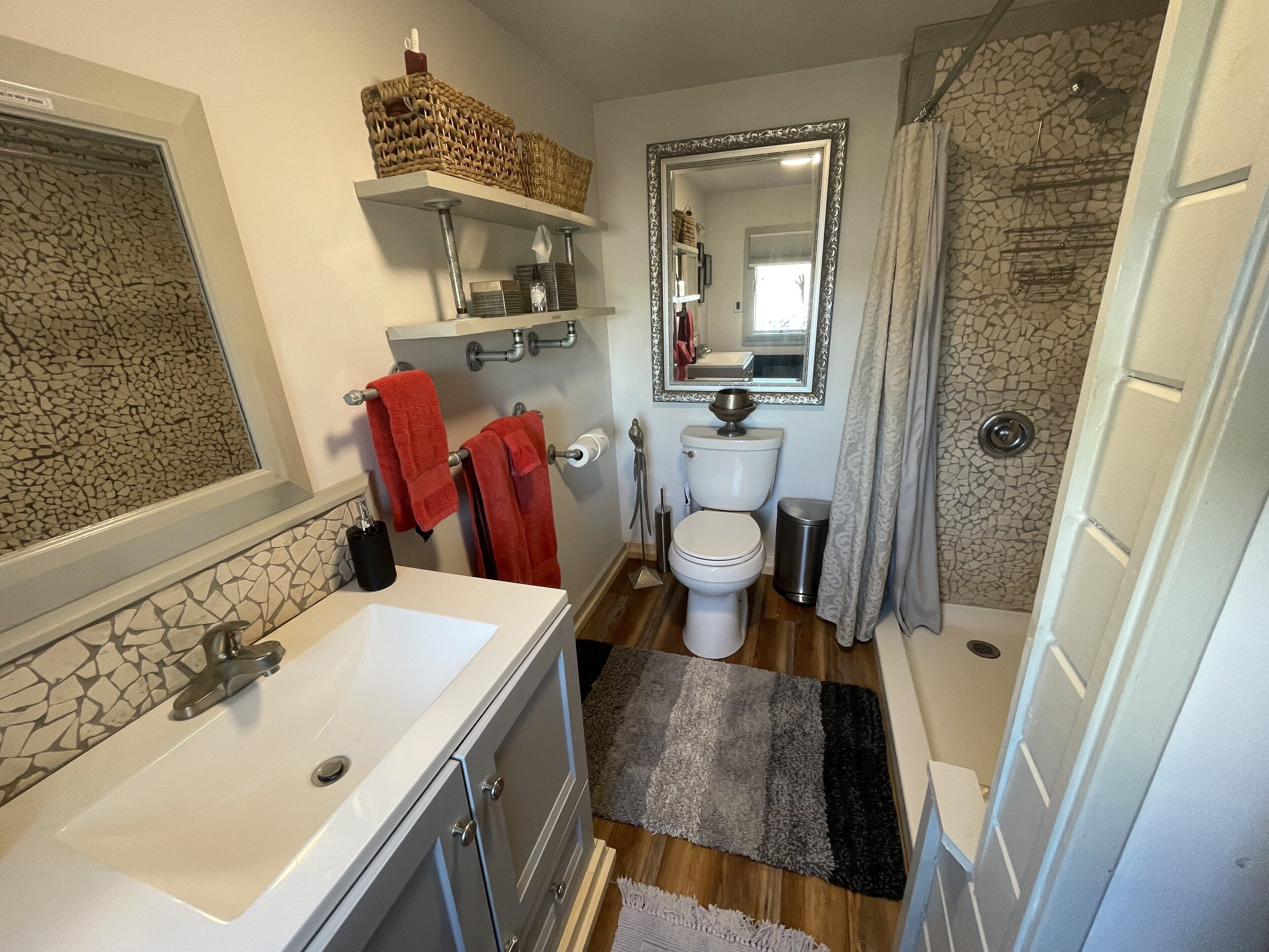 Douche, sèche-cheveux, serviettes fournies, savon