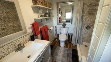 Douche, sĂšche-cheveux, serviettes fournies, savon