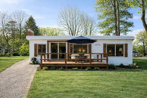 Bluebird Cottage on Silver Lake near Letchworth State Park Entrance