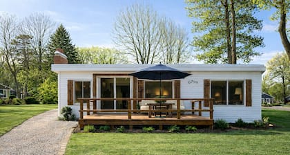 Bluebird Cottage on Silver Lake near Letchworth State Park Entrance