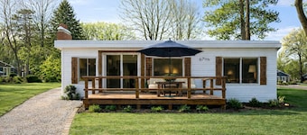 Bluebird Cottage on Silver Lake near Letchworth State Park Entrance