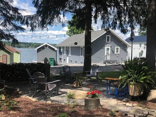 Bluebird Cottage on Silver Lake near Letchworth State Park Entrance