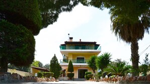 Exterior - Unwind in a Spacious flat with Gardens (Marathon)