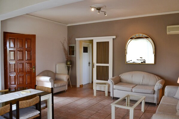 House, 2 Bedrooms | Living area