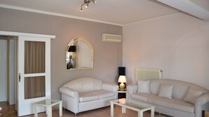 House, 2 Bedrooms | Living area - Unwind in a Spacious flat with Gardens (Marathon)