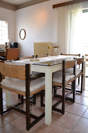 House, 2 Bedrooms | In-room dining