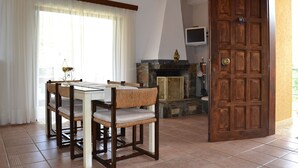 House, 2 Bedrooms | In-room dining - Unwind in a Spacious flat with Gardens (Marathon)